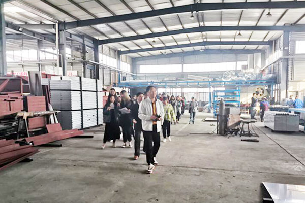 南理工國際貿易40余名學生走進斯普瑞噴粉房廠家